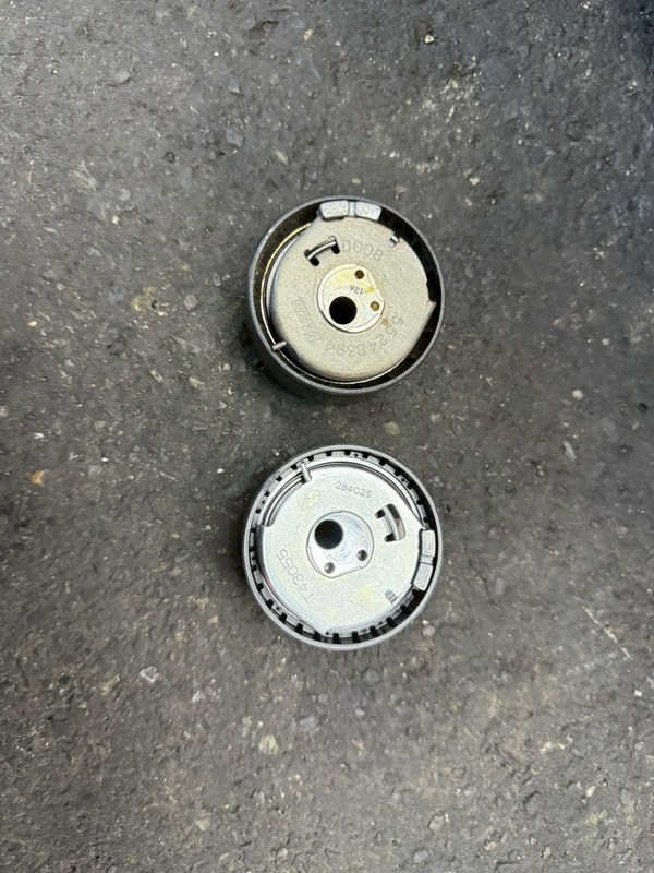 取り外したテンショナーと新しいテンショナー