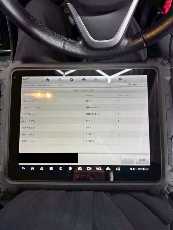 診断機のタブレットを接続して点検している様子