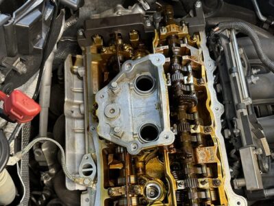 タペットカバーを外したエンジン上部