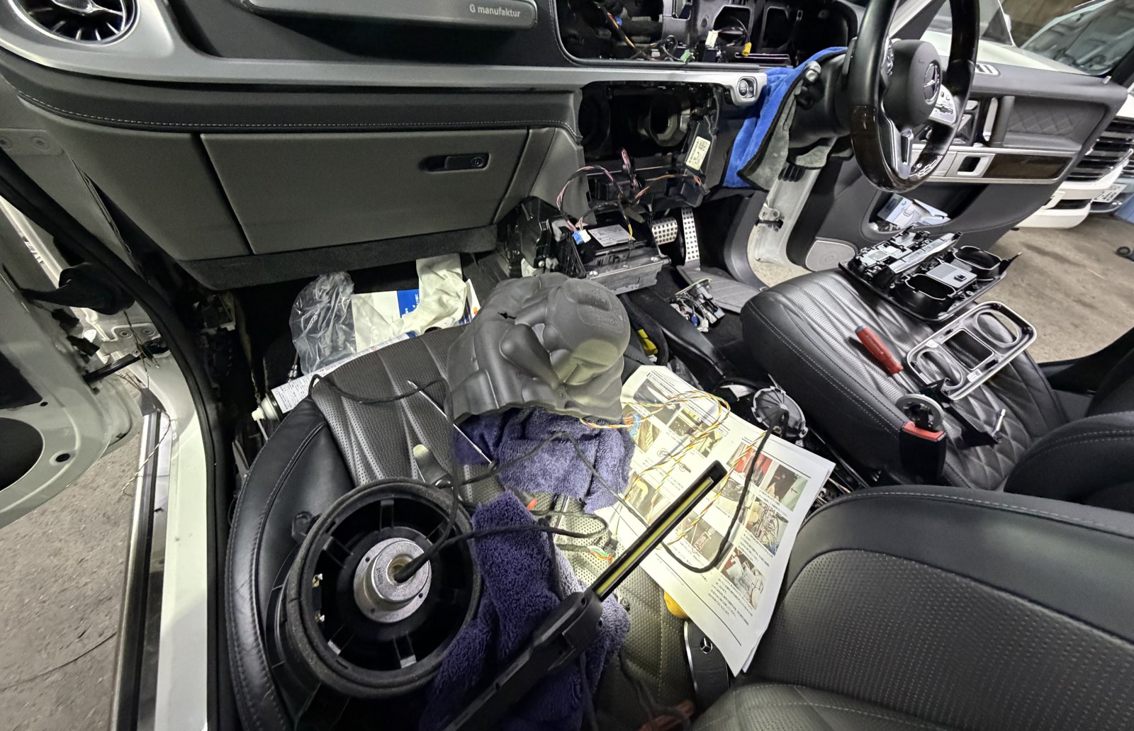 センターコンソールを外した運転席まわりの室内