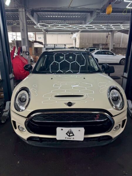 リフトに載せたMINI クラブマン(F54)を前から見たところ
