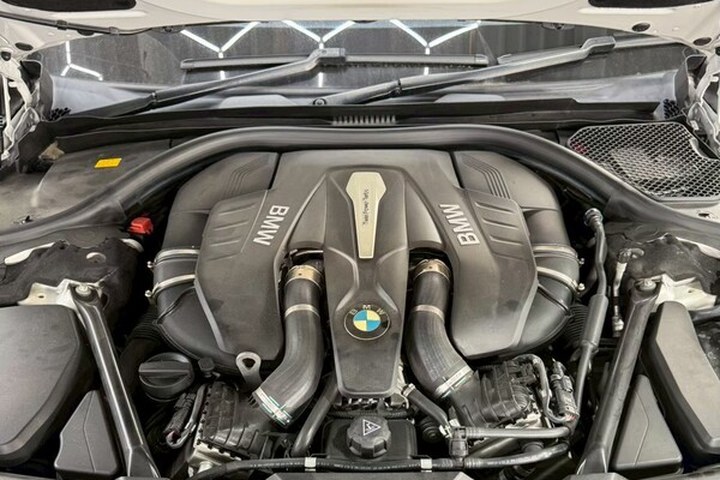 BMW 750iのエンジンルームの写真