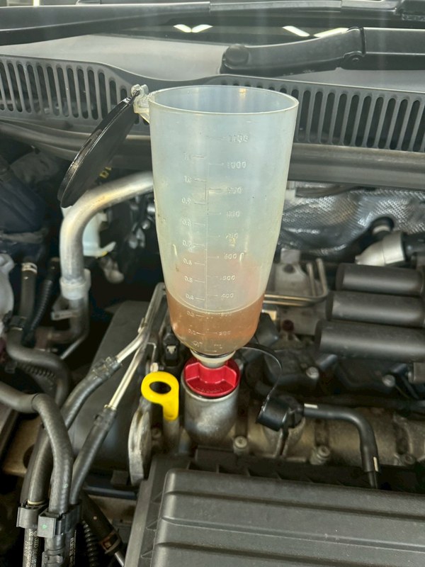エンジンにオイルを注ぐためのじょうご
